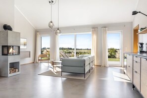 Fernseher, Kamin, Stereoanlage