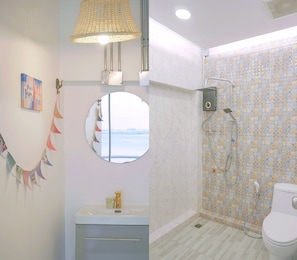 Chuveiro, secador de cabelo, toalhas de banho, sabonete