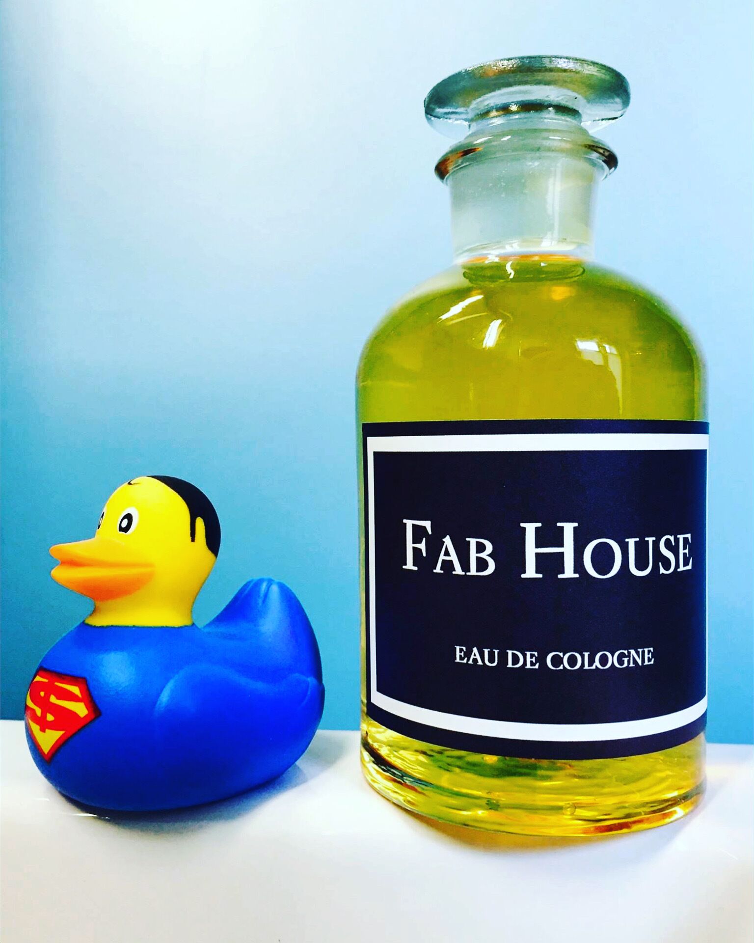 Eine Flasche Fab House Eau de Cologne neben einem kleinen Gummientchen.