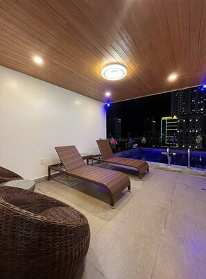 Outdoor pool, open 6:00 AM to 10:00 PM, sun loungers - SAMATHA APARTMENT & HOTEL (Da Nang)