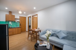 Apartamento familiar | Zona de estar | Smart TV de 42 pulgadas con canales por cable, una televisión