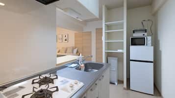 Deluxe-huoneisto | Yksityinen keittiö | Jääkaappi, mikroaaltouuni, liesi, vedenkeitin