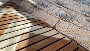 Una cama con un edredón estampado y un cabecero de madera.