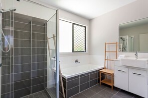 Produtos de toalete biodegradáveis, secador de cabelo, toalhas de banho 