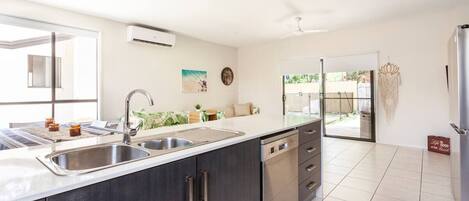 Geladeira, micro-ondas, fogão, cooktop