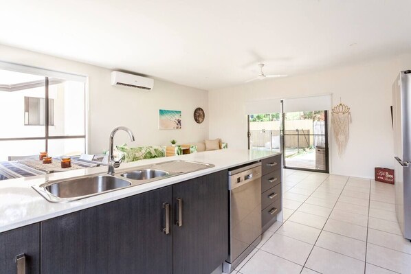 Kühlschrank, Mikrowelle, Ofen, Herdplatte