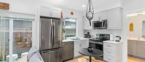 Spishäll, kaffe- och tebryggare, brödrost och grytor/köksredskap