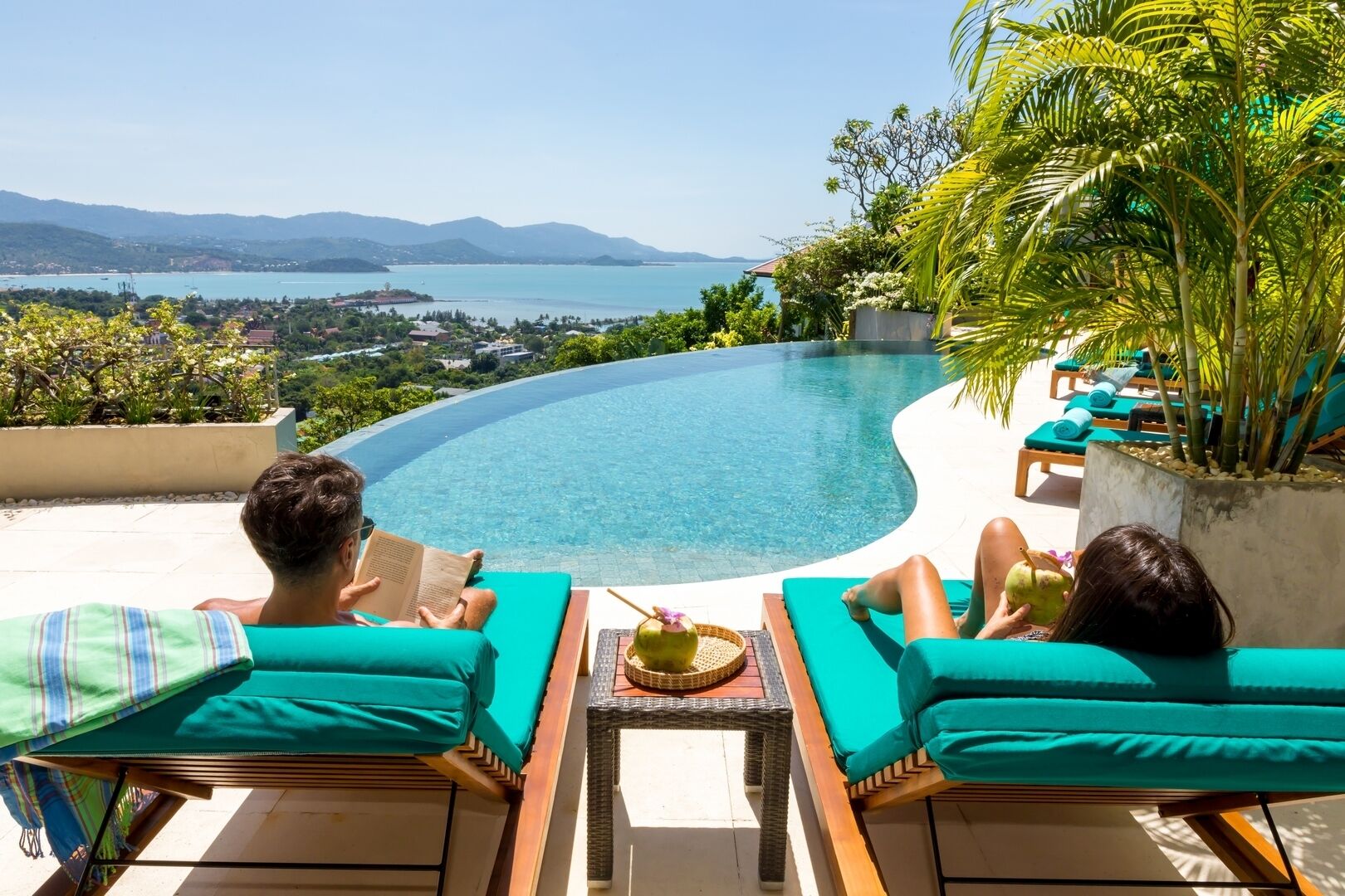 Piscine à débordement, chaises longues