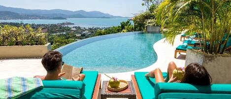 Een infinitypool en ligstoelen