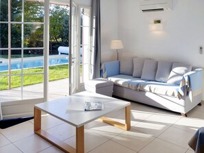 Una televisión, un reproductor de DVD