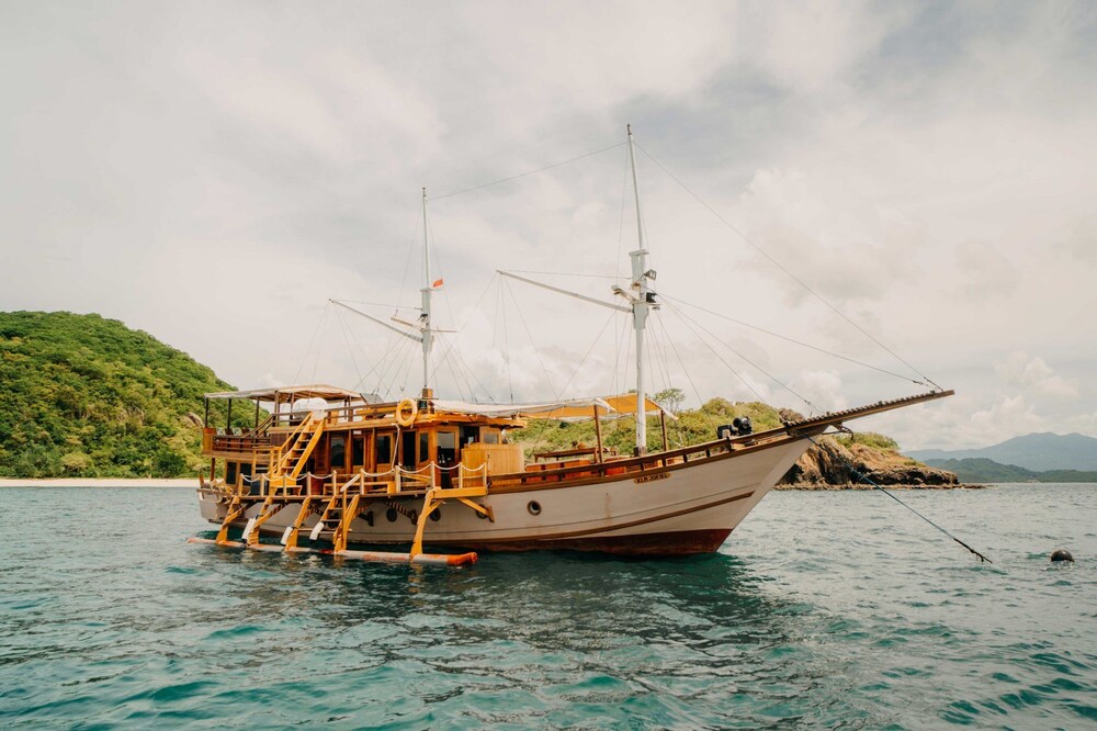 Private Sailling Komodo Cruise Overnight Charter