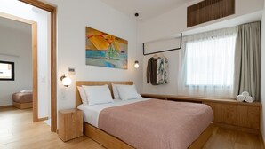 Ein Schlafzimmer mit einem hölzernen Bett, einem Gemälde, einem Fenster mit Vorhängen und einem Nachttisch.