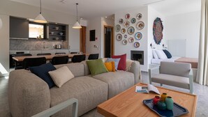 Ein modernes Wohnzimmer mit einer Couch, einem Couchtisch und einem Essbereich.