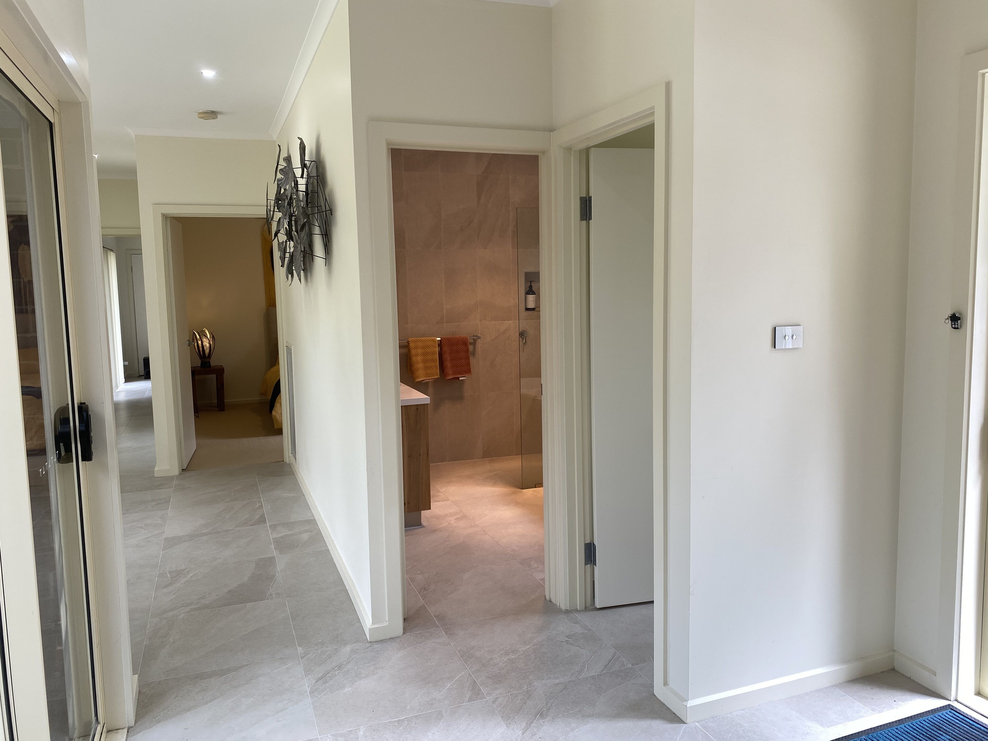 Peaceful Woodlands escape close to beach.