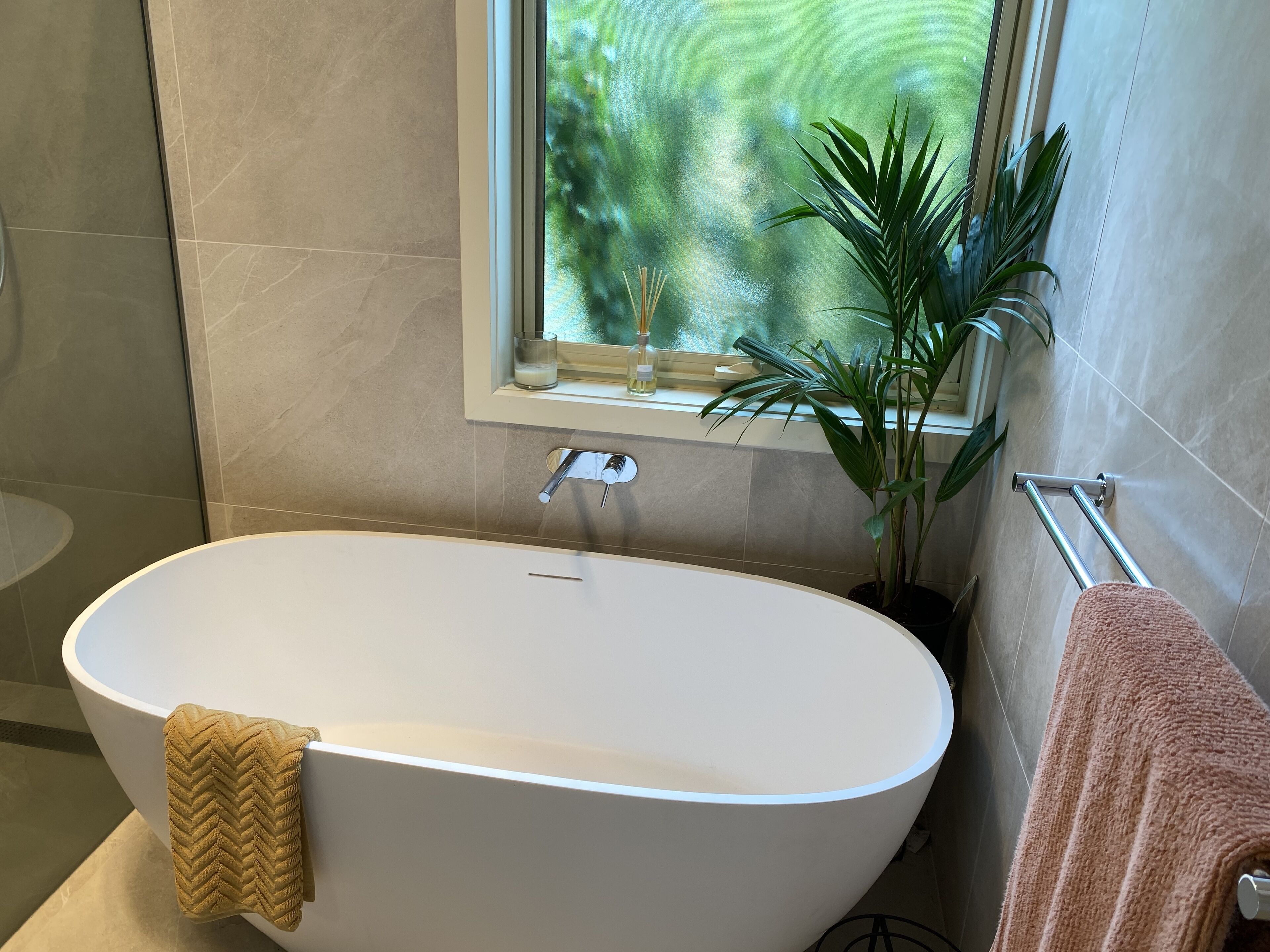 Peaceful Woodlands escape close to beach.