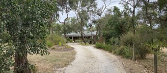 Peaceful Woodlands escape close to beach.