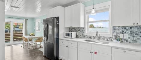 Refrigerador, cafetera y tetera, tostadora y utensilios de cocina