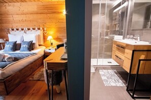 2 bedrooms, iron/ironing board, travel cot, free WiFi