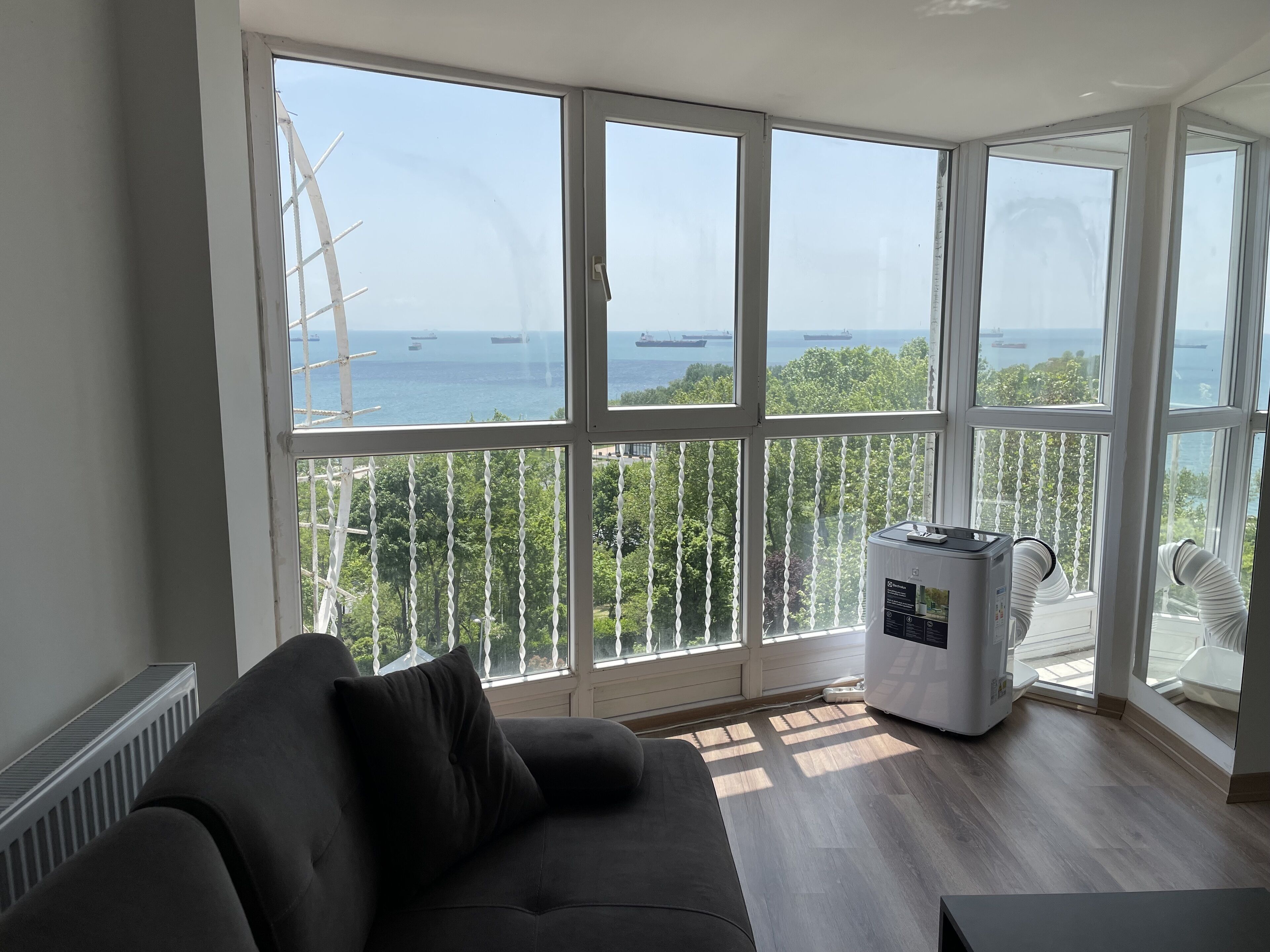 Top floor Sunny, panoramic View, 2 min walk to sea, 2 AC's