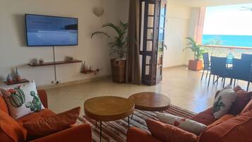 Apartamento, 2 quartos | Área de estar | Smart TV 42 polegadas com canais digitais, TV