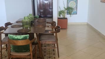 Apartamento, 2 quartos | Sala de jantar