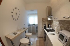 Kühlschrank, Ofen, Herdplatte, Wasserkocher