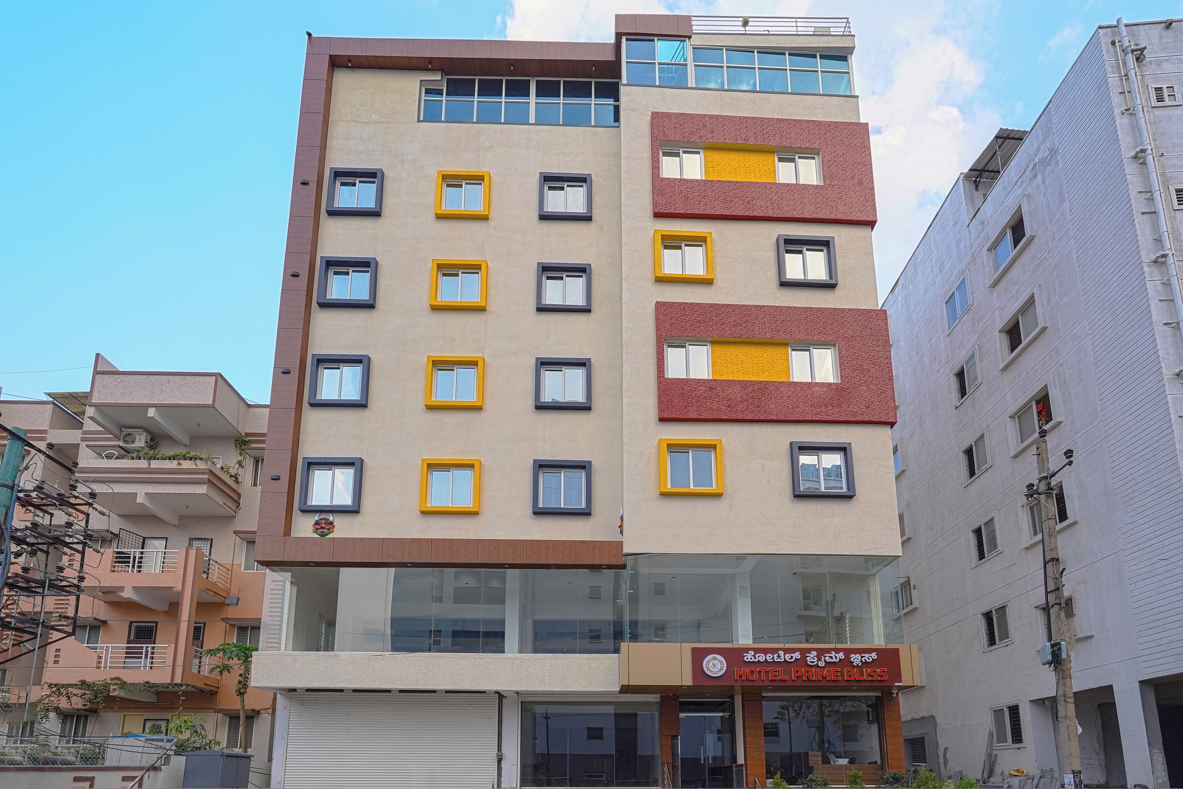 Un hotel de varios pisos con fachada moderna, balcones y un letrero visible que dice 'Hotel Prime Bals'.