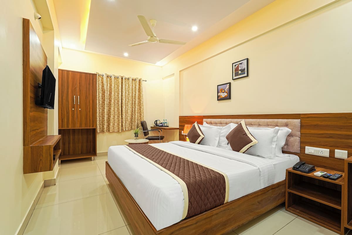 Desk, laptop workspace, free WiFi, bed sheets