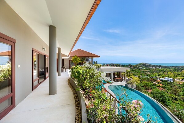 Une villa moderne dotée d’une piscine, d’un patio couvert et offrant une vue sur l’océan.