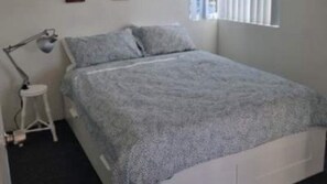 2 bedrooms, iron/ironing board, travel cot, WiFi - Seascape Unit 1 Golden Beach (Golden Beach)