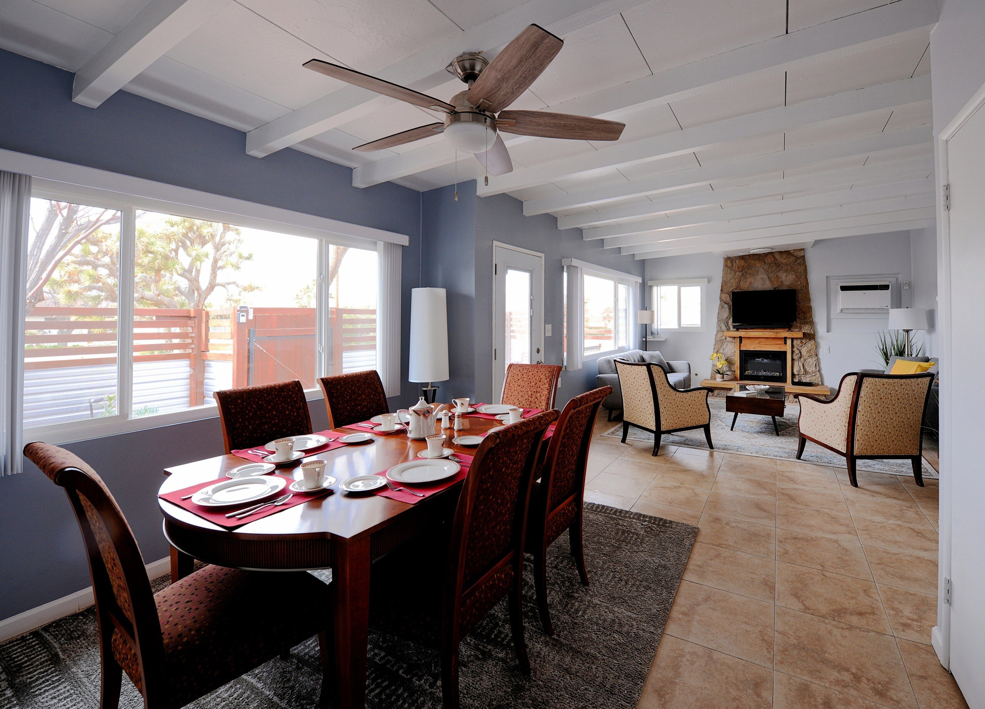 Great Location! Roomy, Family & Pet Friendly Near Joshua Tree- 31 days or more.

