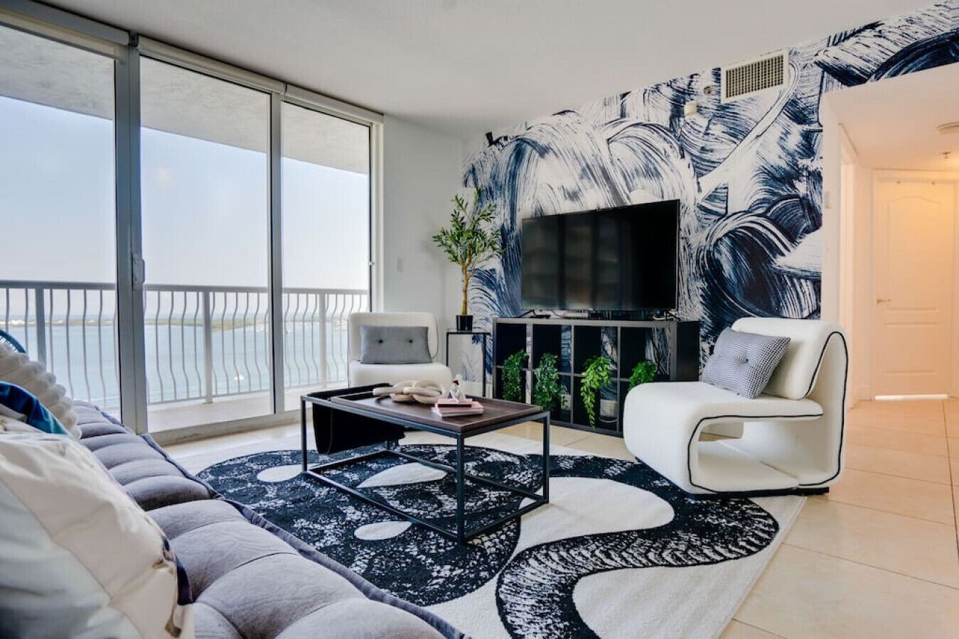 Iconic Sunset Views w/Pool, Hot tub, GYM, Parking!