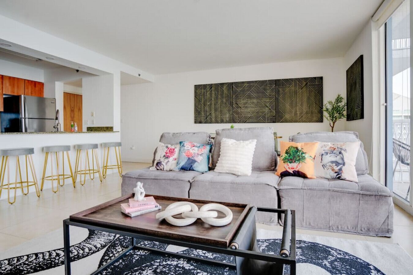 Iconic Sunset Views w/Pool, Hot tub, GYM, Parking!