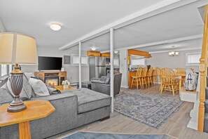 TV, fireplace - Colchester Lake Getaway! (Colchester)