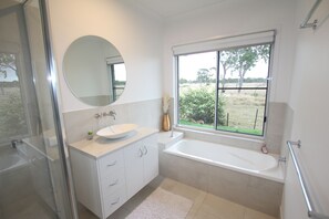 Shower, towels, soap, shampoo - Seaside Sanctuary with country views! (Innes Park)