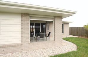 Outdoor dining - Seaside Sanctuary with country views! (Innes Park)