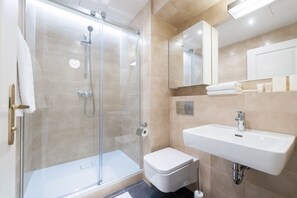 Kostenlose Toilettenartikel, Haartrockner, Handtücher