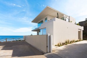 Exterior - Luxury sea front villa with pool, Lido di Noto, Sicily (Noto)