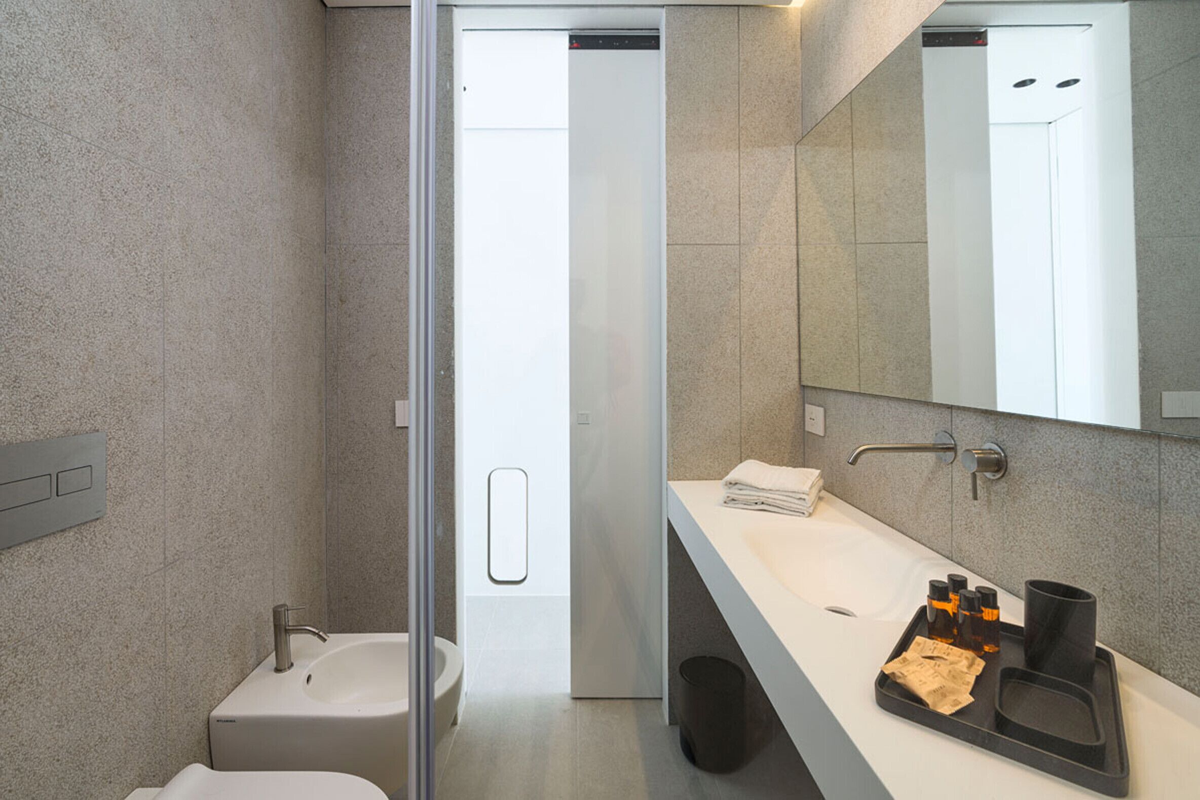 Een douche, een haardroger, handdoeken