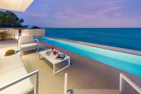 A heated pool - Luxury sea front villa with pool, Lido di Noto, Sicily (Noto)