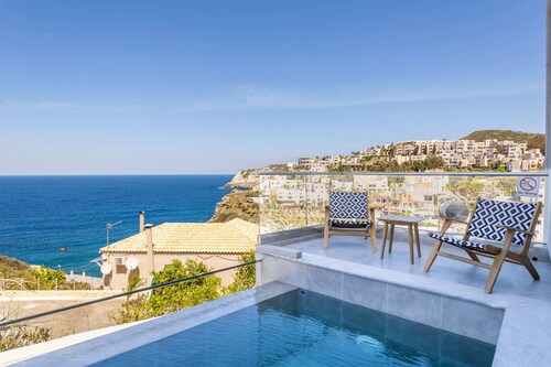 Steliana's House -Ground Floor Apartment with Private Pool