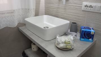 Ducha, bidé, toallas y jabón