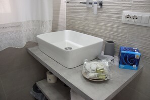 Shower, bidet, towels, soap - Nonna Etna Holiday House - Cozy apartment at the foot of Mount Etna (Nicolosi)