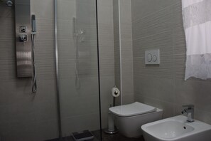 Shower, bidet, towels, soap - Nonna Etna Holiday House - Cozy apartment at the foot of Mount Etna (Nicolosi)