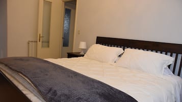 2 bedrooms, desk, WiFi, bed sheets