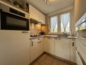 Refrigerador, microondas, lavavajillas y cafetera y tetera 