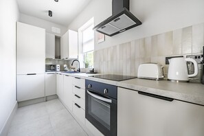 Microwave, oven, stovetop, dishwasher - London Calling 3 bed 3 baths 5 mins from train into City (London)