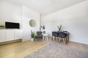 Interior - London Calling 3 bed 3 baths 5 mins from train into City (London)