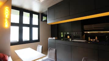 Double, Window, DAYUSE, 8 hours: 10AM-6PM | Shared kitchen