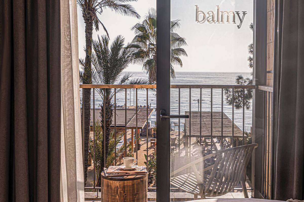 Deluxe Room, Sea View | Premium bedding, minibar (free items), in-room safe, laptop workspace